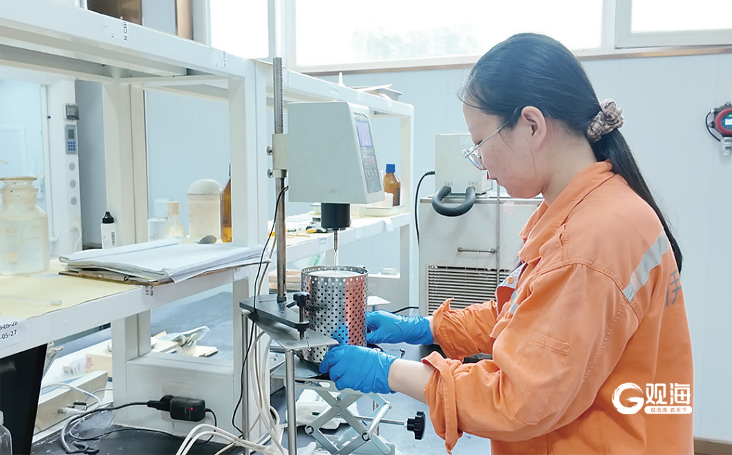 伊森新材料工作人员正在研发产品。王珊 摄