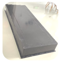 图1　宏德新材T-RTM代表产品——储能电池上盖；反应拉挤复合型材应用于光伏柔性支架、市政标志杆